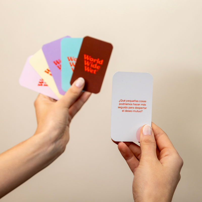Manos con las cartas de preguntas