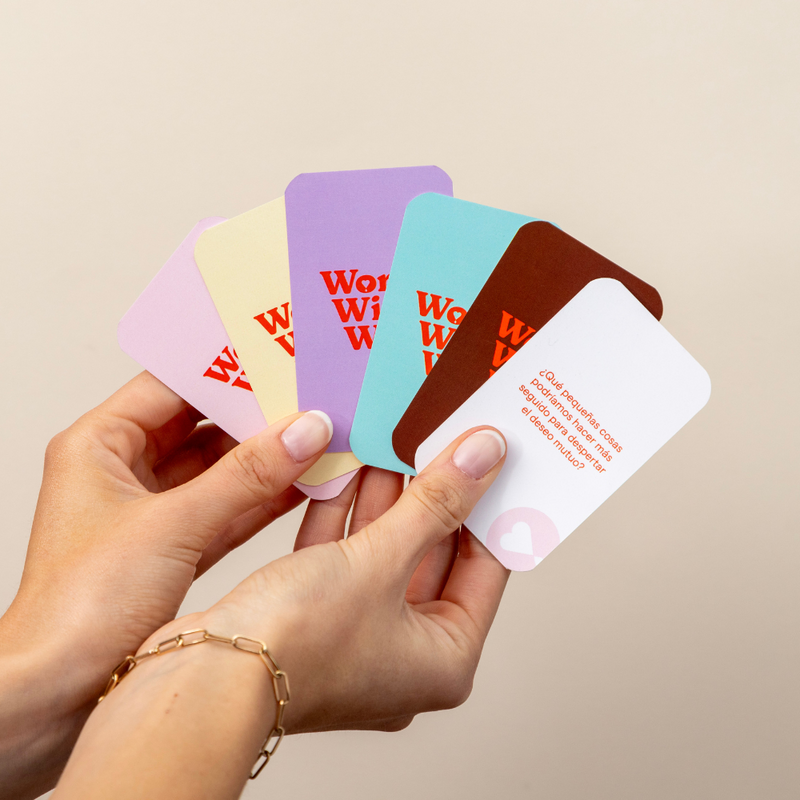 Cartas de preguntas en las manos